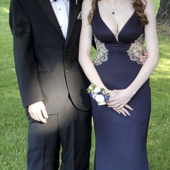 Gown - Picture 5 of 5